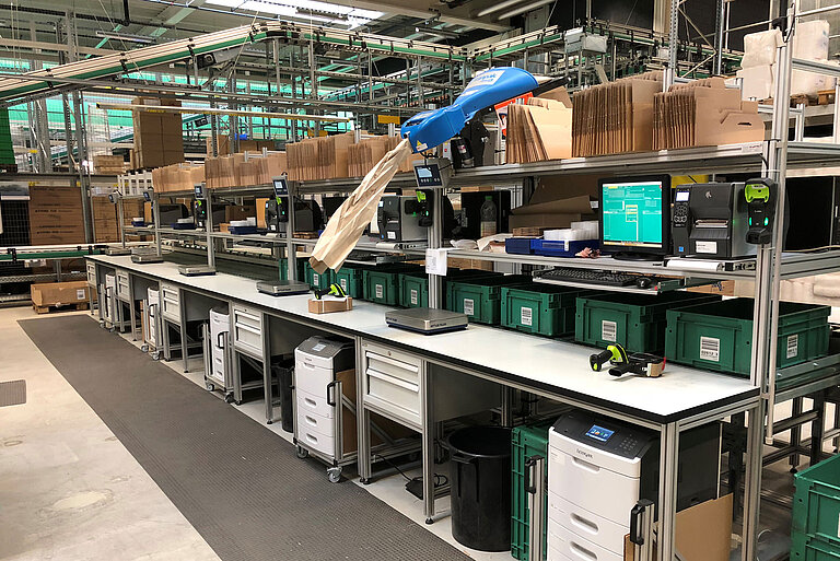 Packaging workplace in the logistics